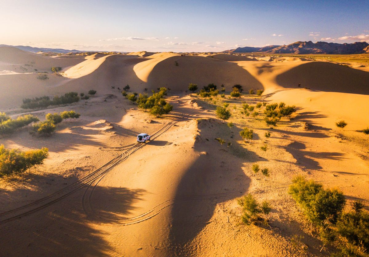 A panoramic view of the vast and unique landscapes of the Gobi Desert, a must-see on Mongolia tours.