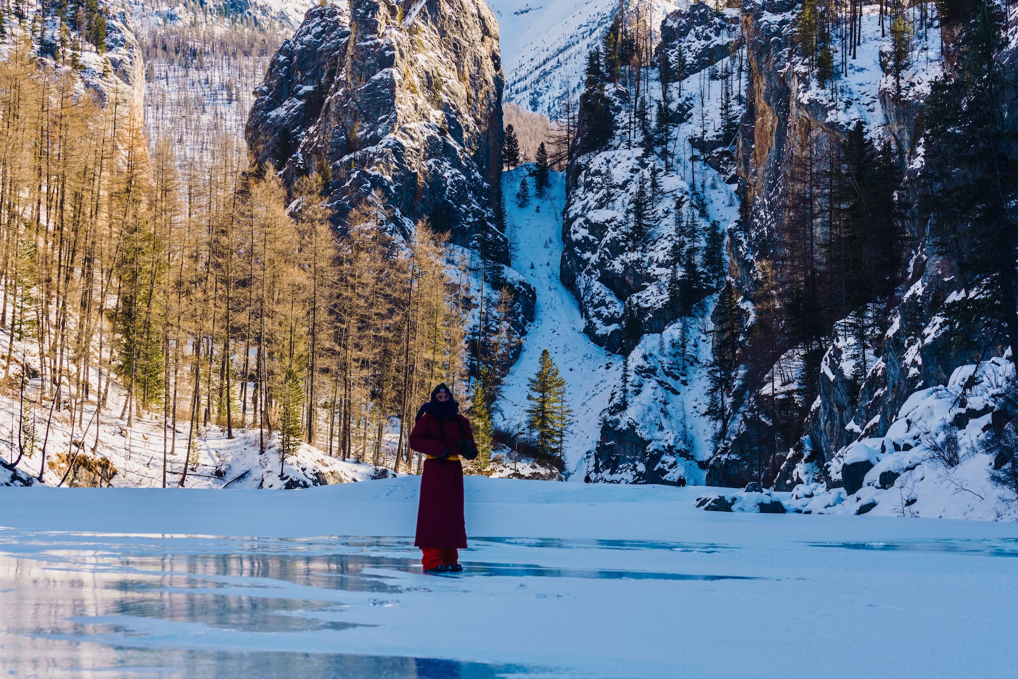 Tourist wearing warm clothing in November when it's - 4 c. 