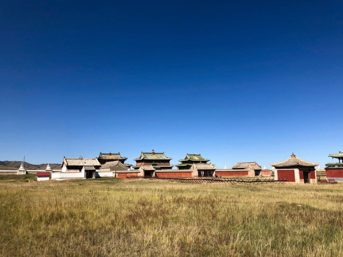 Most scenic drives in Mongolia: Visiting the beautiful monastery Amarbayasgalant on the way to Khuvsgul Lake